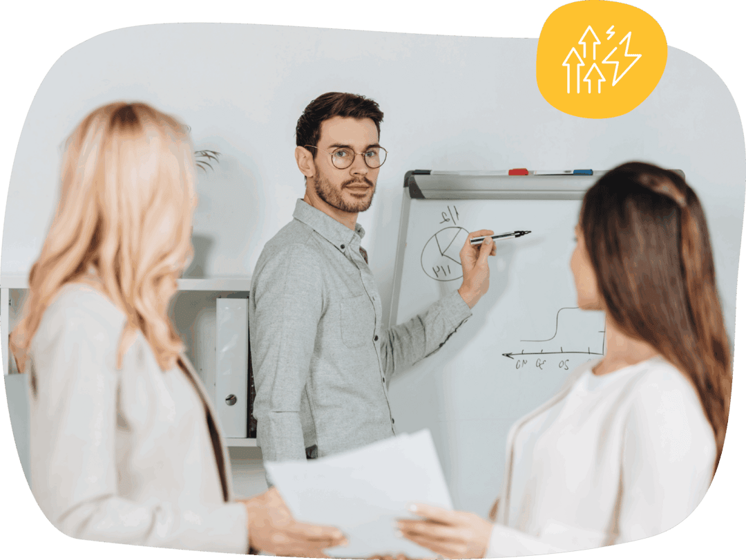 Professionelle Weiterbildung im Unternehmen: Ein Team diskutiert Gesch&auml;ftsgrafiken und Strategien an einem Whiteboard &ndash; f&uuml;r effiziente Schulung, Wissensaustausch und nachhaltige Mitarbeiterentwicklung.